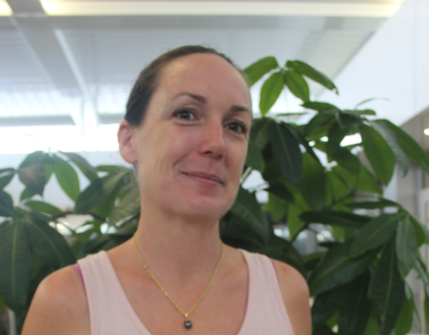 Alice coud des produits du quotidien réutilisables, comme des lingettes, des sacs pour les légumes…