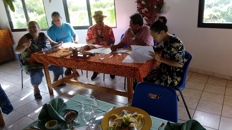 Le jury est composé du maire de Tubuai (Fernand Tahiata), de l'administratrice (Rachel Tau), du principal du collège (Jérôme Bost), du représentant de la pension Taitaa (Narii Doom), du représentant du restaurant Chez Nani (Elisa Travers) et du chef de cuisine du collège de Mataura (Taaroa Tevaatua).