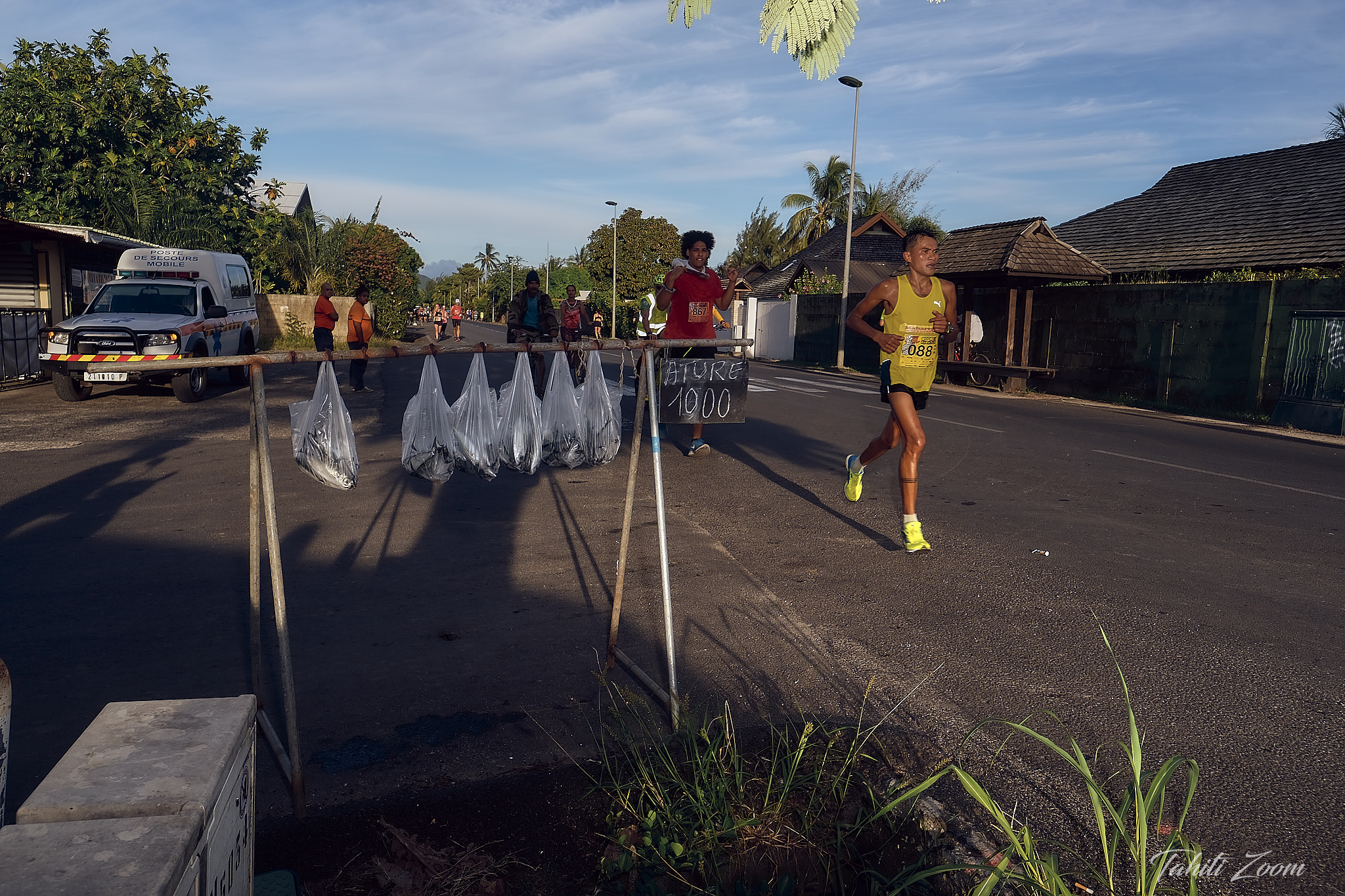 Un Marathon où l'on peut voir des "ature" en vente en bord de chemin... © Tahiti Zoom/Moorea Events