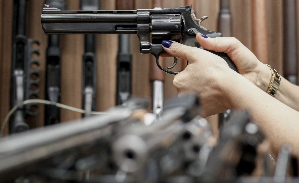 Un pistolet dérobé lors d'un salon d'armement au Brésil