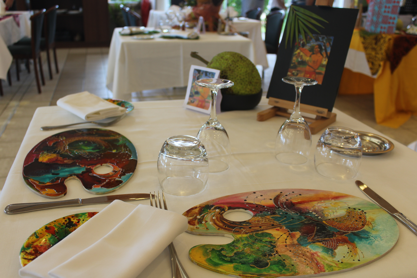 Une table inspirée du tableau de Gauguin " Eu Haere Ia Oe ".