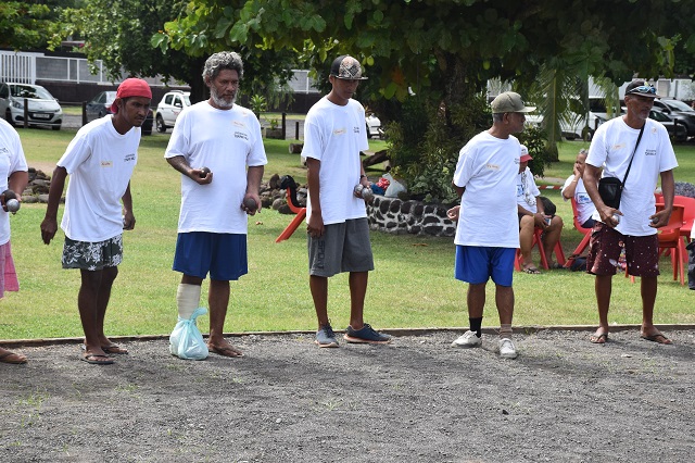 Tout le monde s’aligne sur le bord du terrain de pétanque. La concentration règne.
