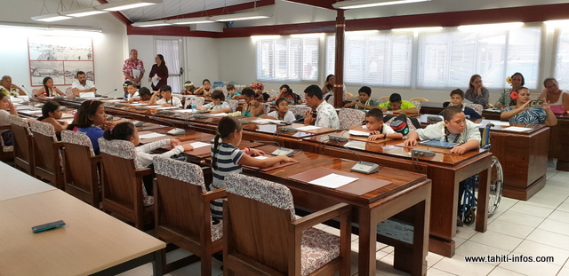 Avant d'être étudiés en séance, les textes passent d'abord en commission. Ici, la commission du logement, des affaires foncières, de l'économie numérique, de la communication et de l'artisanat, qui étudie la délibération concernant le cyberharcèlement.