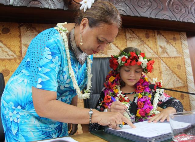 Deux maîtres-chiens de la gendarmerie ont fait aussi le déplacement pour faire découvrir aux enfants leur métier.