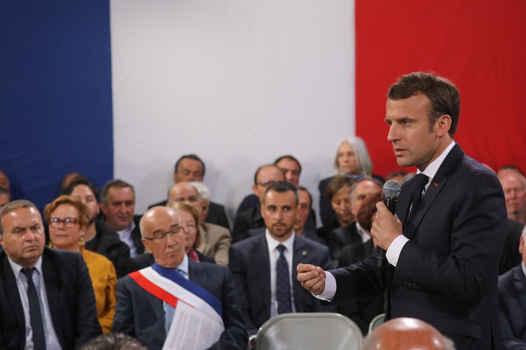 Macron débat avec des élus corses malgré le boycott des nationalistes