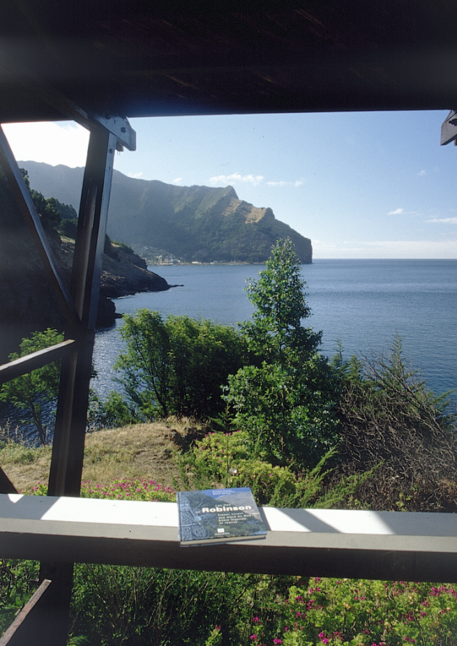 L’entrée de la baie de Cumberland, sur l’île de Robinson Crusoé. Jusqu’à quatorze navires américains opérèrent dans ce secteur pour y tuer les otaries au début du XIXe siècle.
