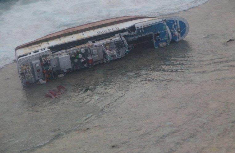 Depuis plus d'un an l'épave du Sheng Long Yu, gît sur le flanc, abandonnée sur le récif de l'atoll. Le tribunal administratif avait pourtant enjoint l'armateur du navire à procéder à l'enlèvement de l'épave, et à sa dépollution sous astreinte de 500 000 francs par jours de retard.