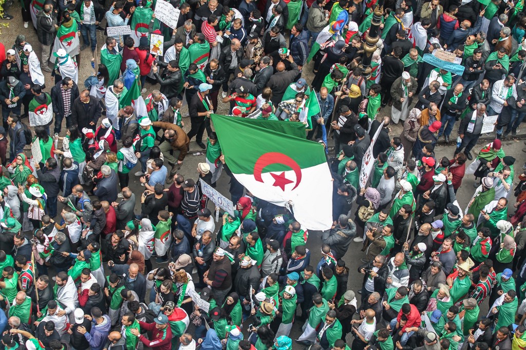 Bouteflika parti, les Algériens dans la rue pour maintenir la pression