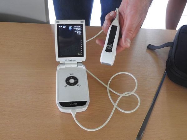 Un échographe portable de ce type servira à dépister les cardiopathies rhumatismales chez les enfants de CM2. Les enfants qui présentent des anomalies échocardiographiques seront ensuite revus en consultation de confirmation avec un cardiologue.