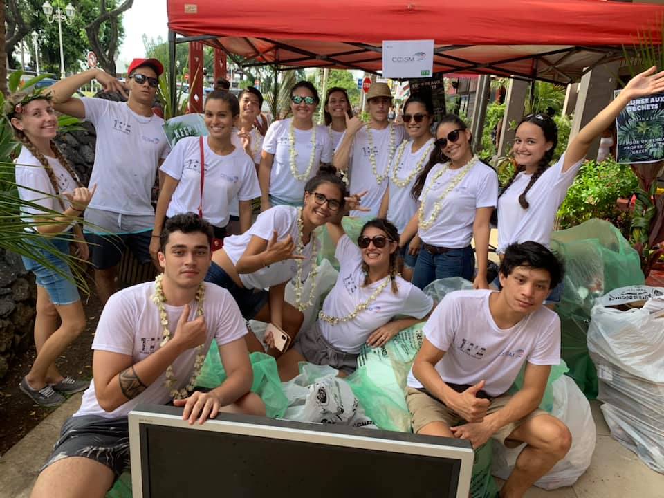 La chasse aux déchets était organisée par les étudiants de l'École de Commerce de Tahiti.