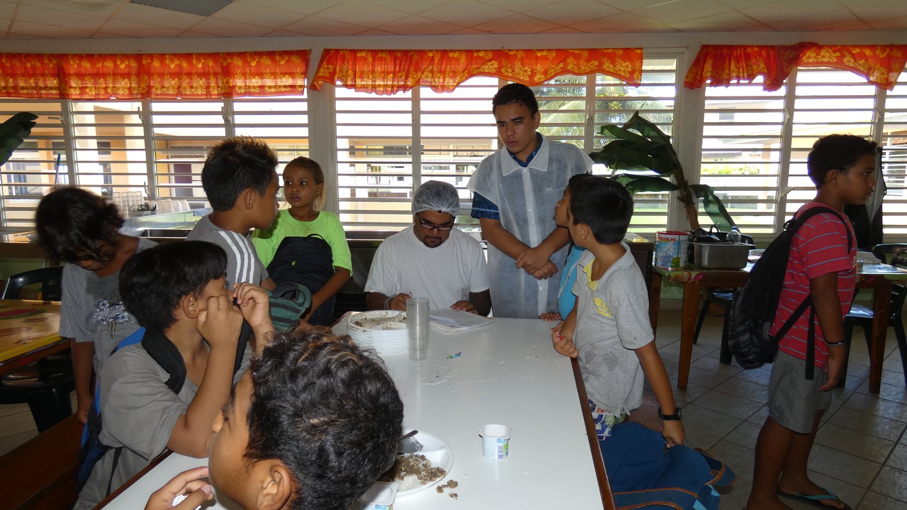 La semaine dernière, des techniciens, mandatés par le SPC, se sont donc rendus dans les écoles de Avera, Faaroa, Puohine et Opoa, communes associées de Taputapuātea pour impliquer les élèves et les agents à la réduction des déchets alimentaires.