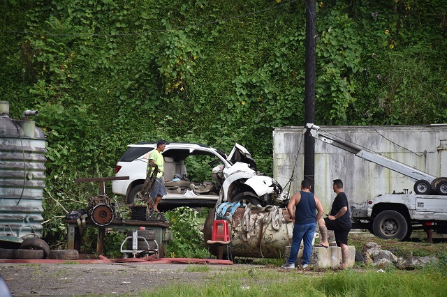 En redescendant, la voiture a chuté de la route qui mène au mont Marau. Elle est tombée en contrebas dans le parc à matériel de la commune de Faa’a.