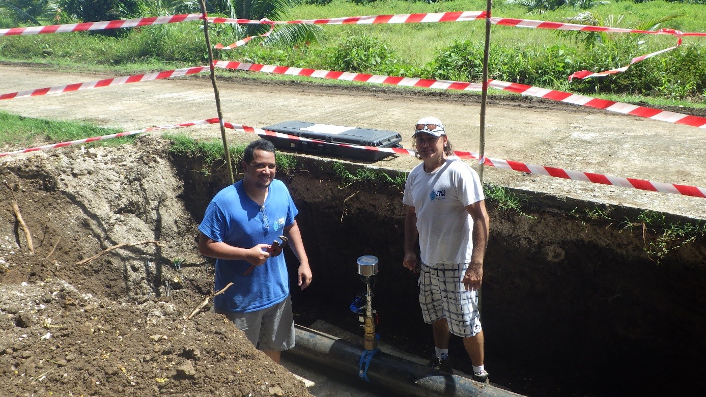 Lors de la pose d’un débitmètre à insertion à Tumaraa. Cet appareil de mesure permet de suivre en continue les débits et pressions sur le réseau de distribution d’eau grâce à un enregistreur de données.