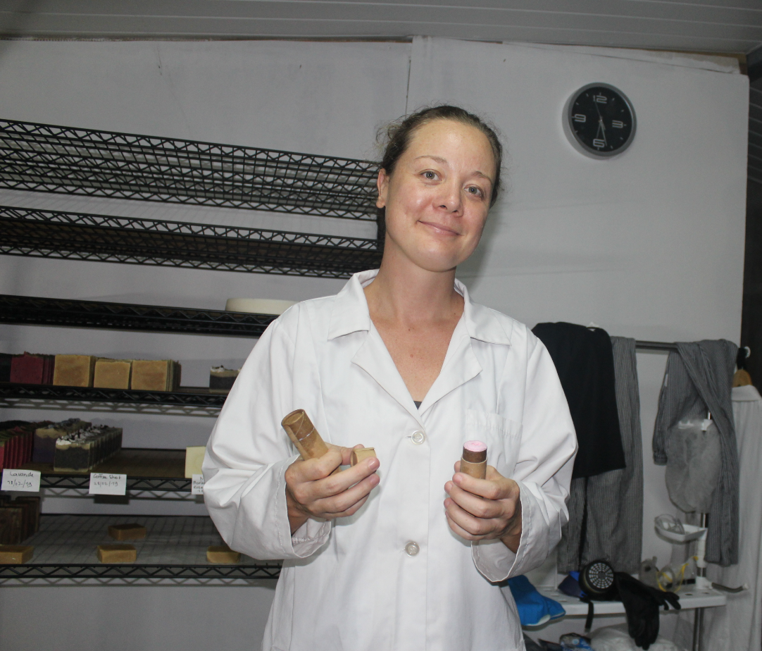 Kimberley Cowan commercialise depuis un an une crème solaire naturelle made in fenua.