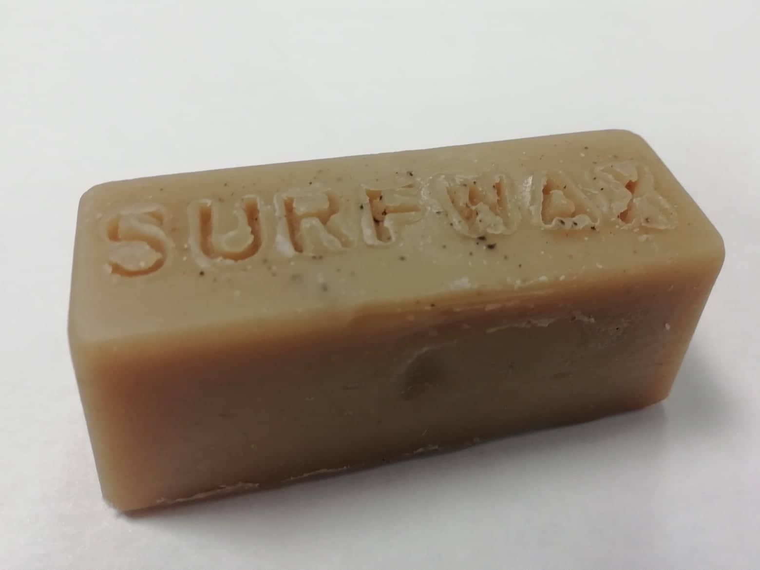 Kimberley Cowan, fabricante de crème solaire et de wax de surf made in fenua