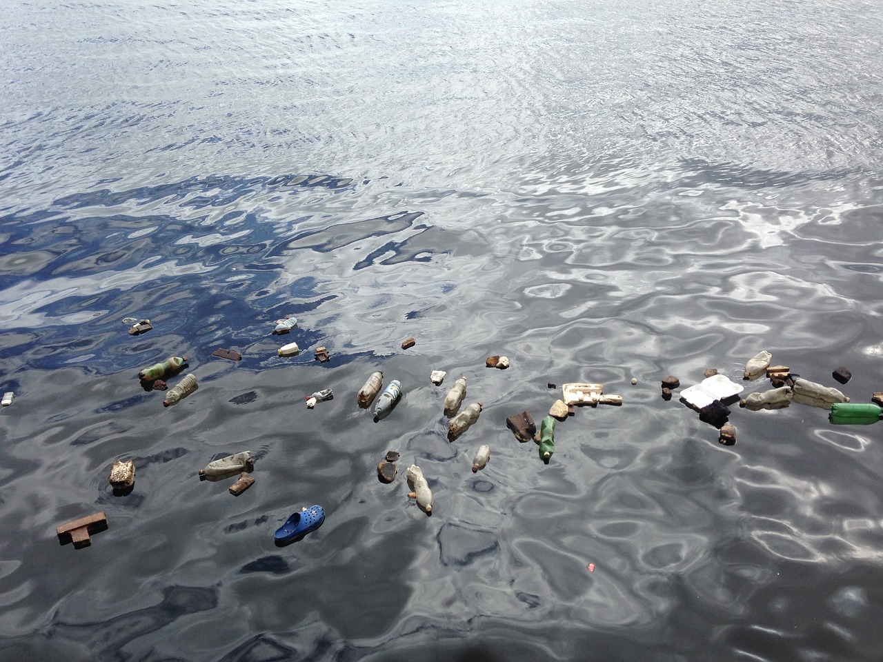 Océans : sur les traces du mystère du "plastique perdu"