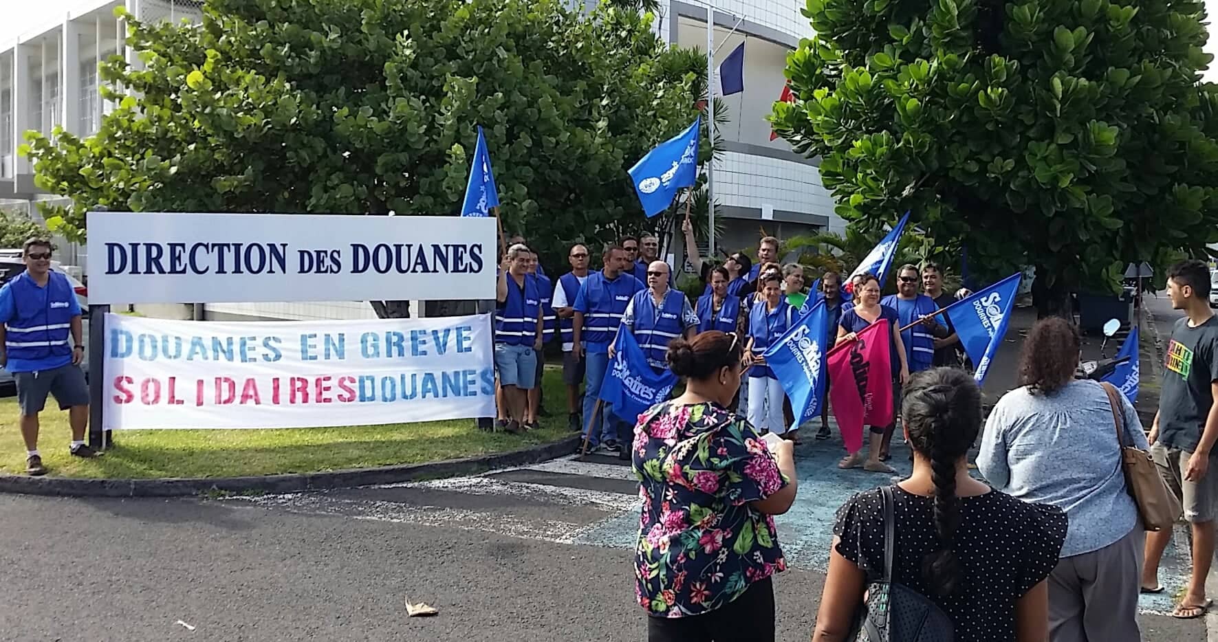 L'un des principaux "dysfonctionnements" pointé du doigt par les grévistes est l'ouverture du tableau annuel de mutation en catégorie B et C des agents nationaux vers la Polynésie. "Nous n'en voulons pas", s'exclame Tiaitau Ropati, secrétaire du syndicat Solidaires douanes de Polynésie française.