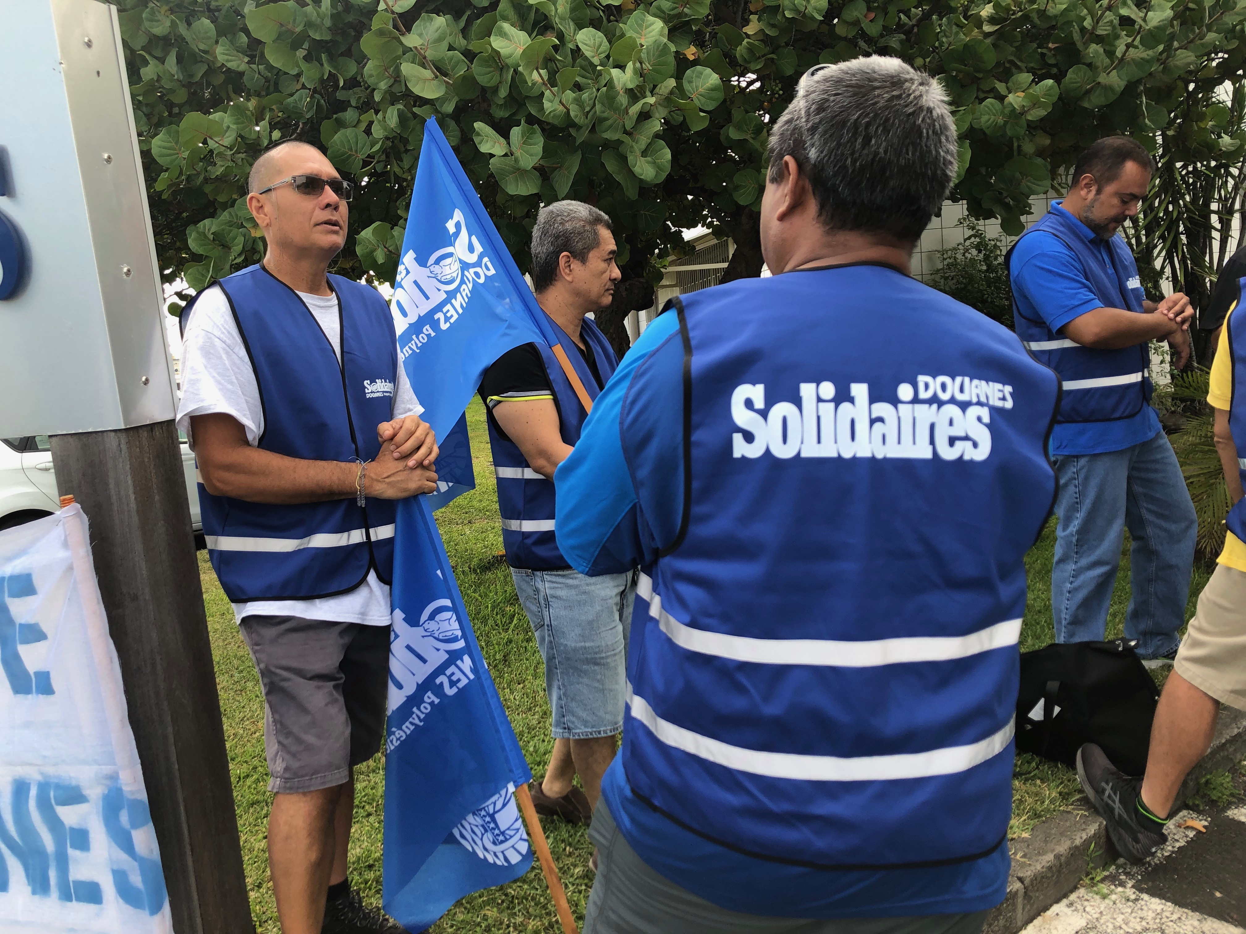Une trentaine d'agents des services des douanes (brigades de surveillance et les bureaux du fret à l’aéroport de Tahiti-Faa’a essentiellement) étaient réunis ce jeudi devant le siège de leur direction à Fare Ute.