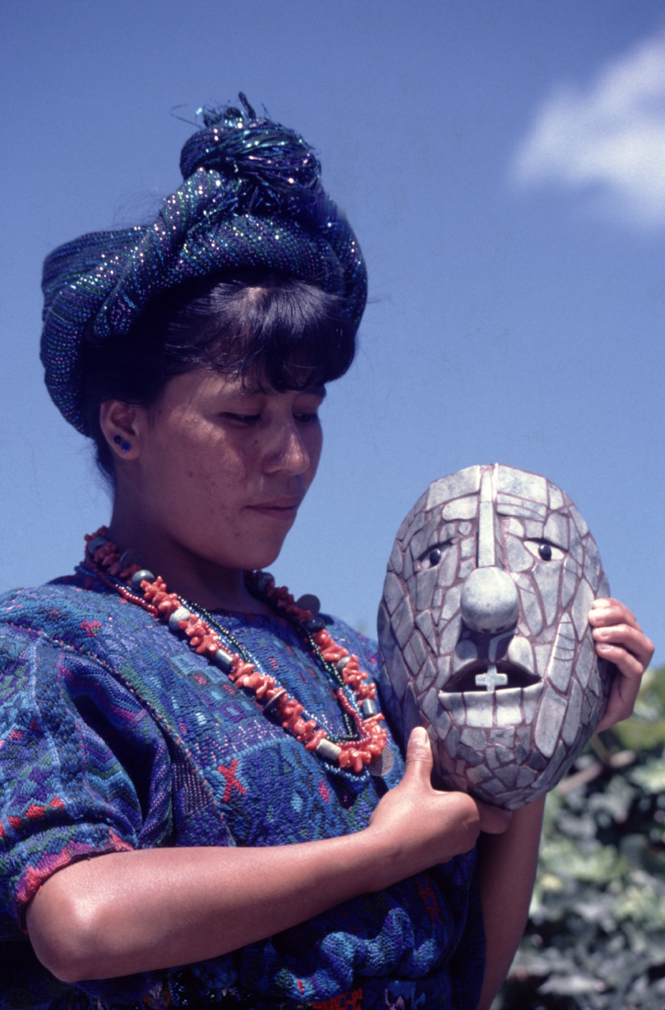 Une jeune Indienne avec le masque du dieu Pacal, retrouvé dans une tombe de Palenque.