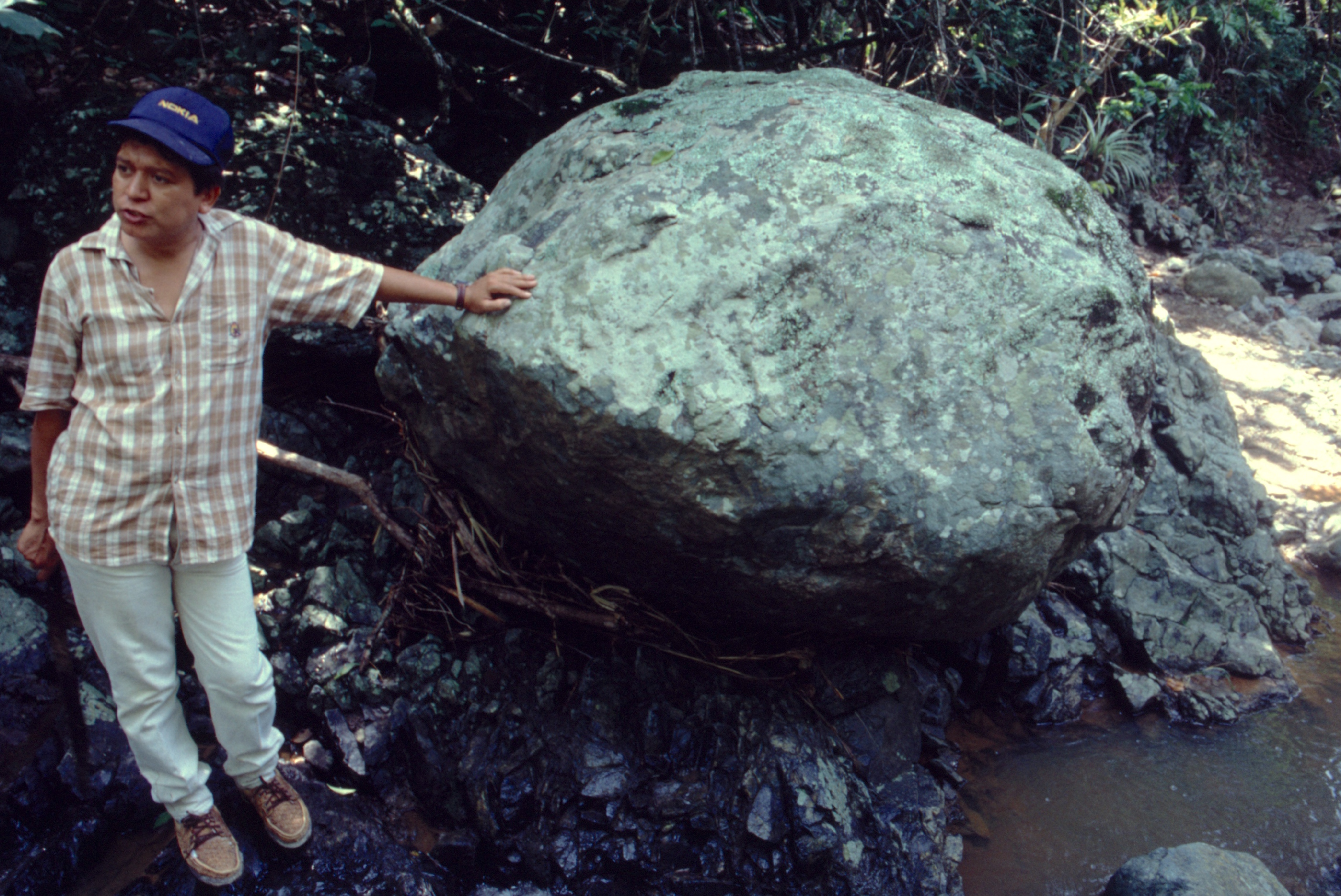 Un mineur dans le sud du Guatemala, où l’on a retrouvé depuis quelques décennies à peine la source du jade maya (rio Motagua). Il n’est pas appuyé contre un banal rocher mais à un énorme bloc de jade, impossible à déplacer.