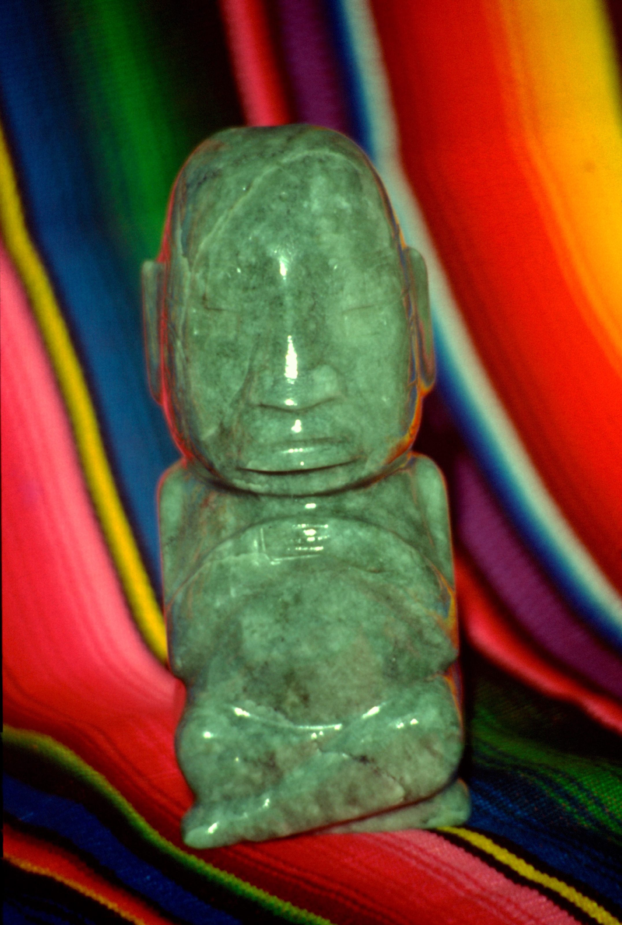 Ce dieu maya, réplique d’un original, réalisé dans un jade splendide, mesure 14,5 cm de hauteur et pèse 1,125 kg (densité de la jadéite : 3,4).