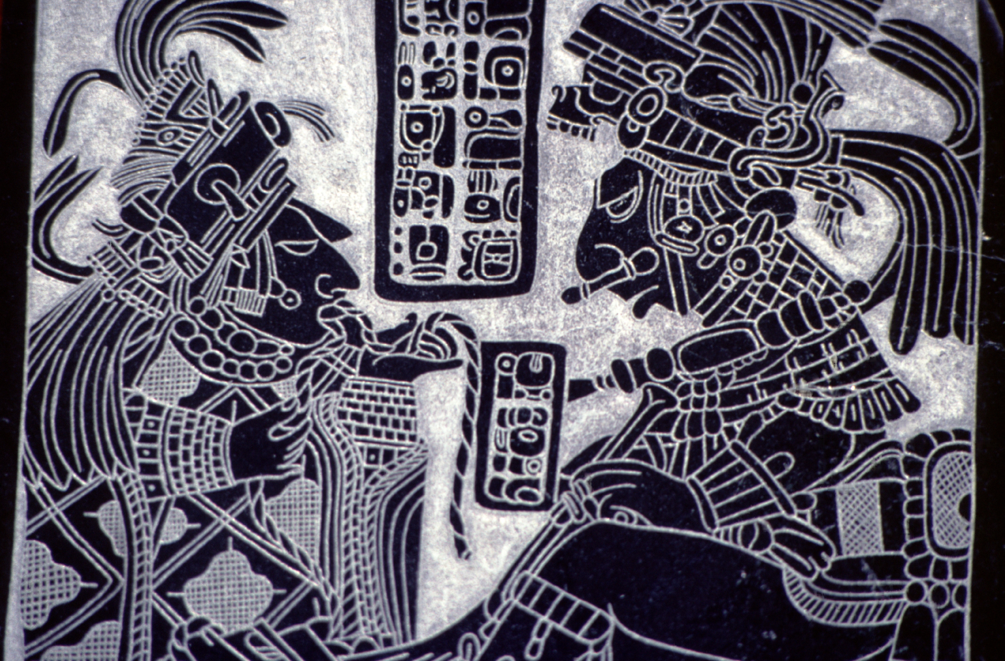 Reproduction d’une stèle maya représentant un souverain recevant un tribut.