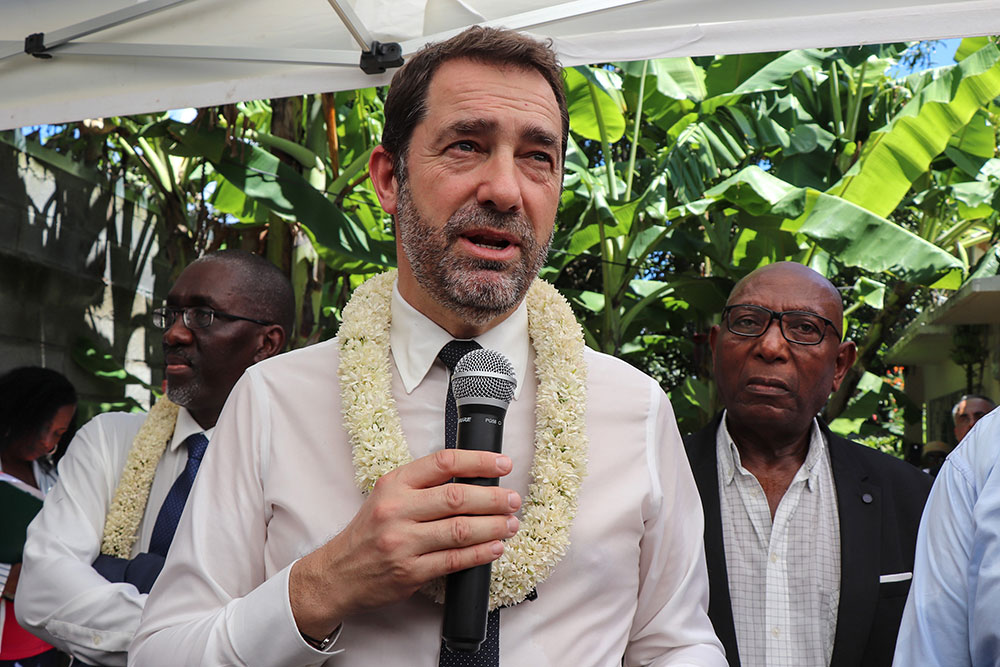 A Mayotte, Castaner estime qu'il faut "maintenir un haut niveau de pression" sécuritaire