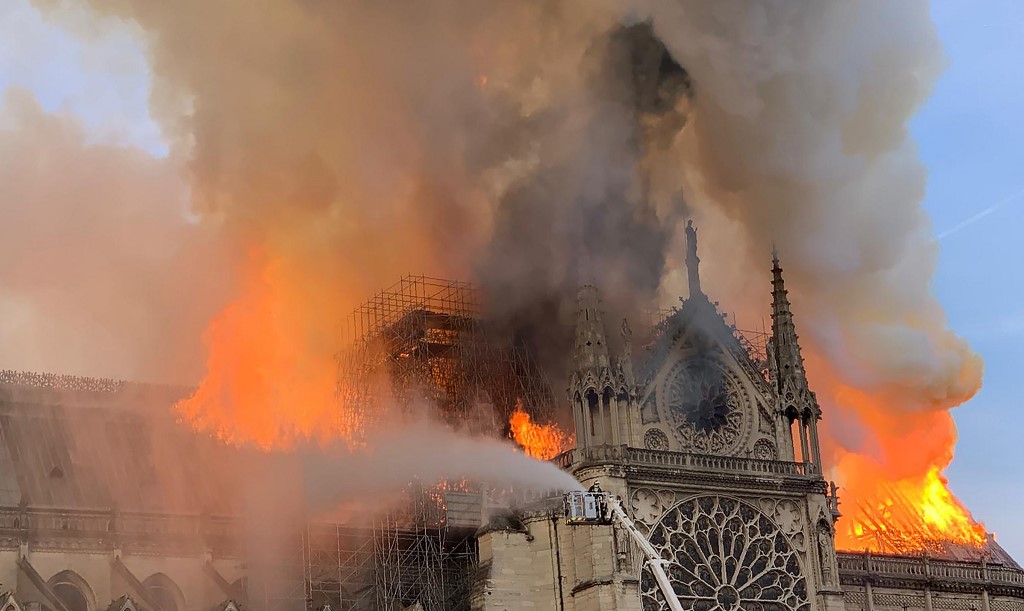 La cathédrale Notre-Dame de Paris ravagée par un incendie, Macron reporte son allocution