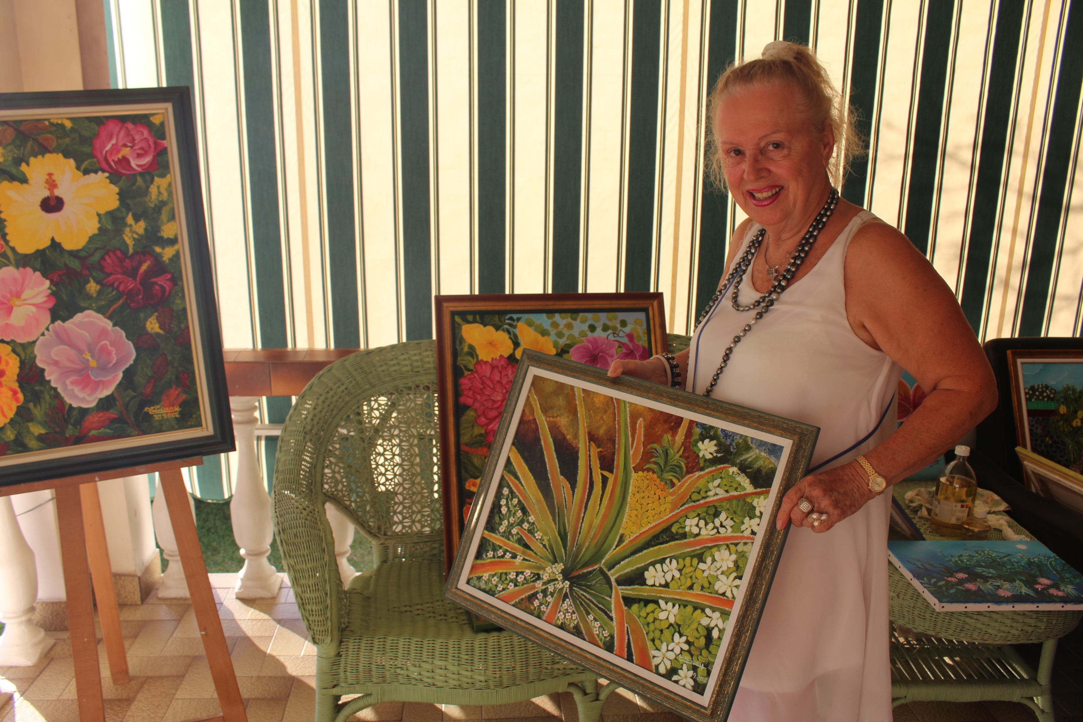 Christiane Loiseau expose ses toiles à la mairie de Punaauia