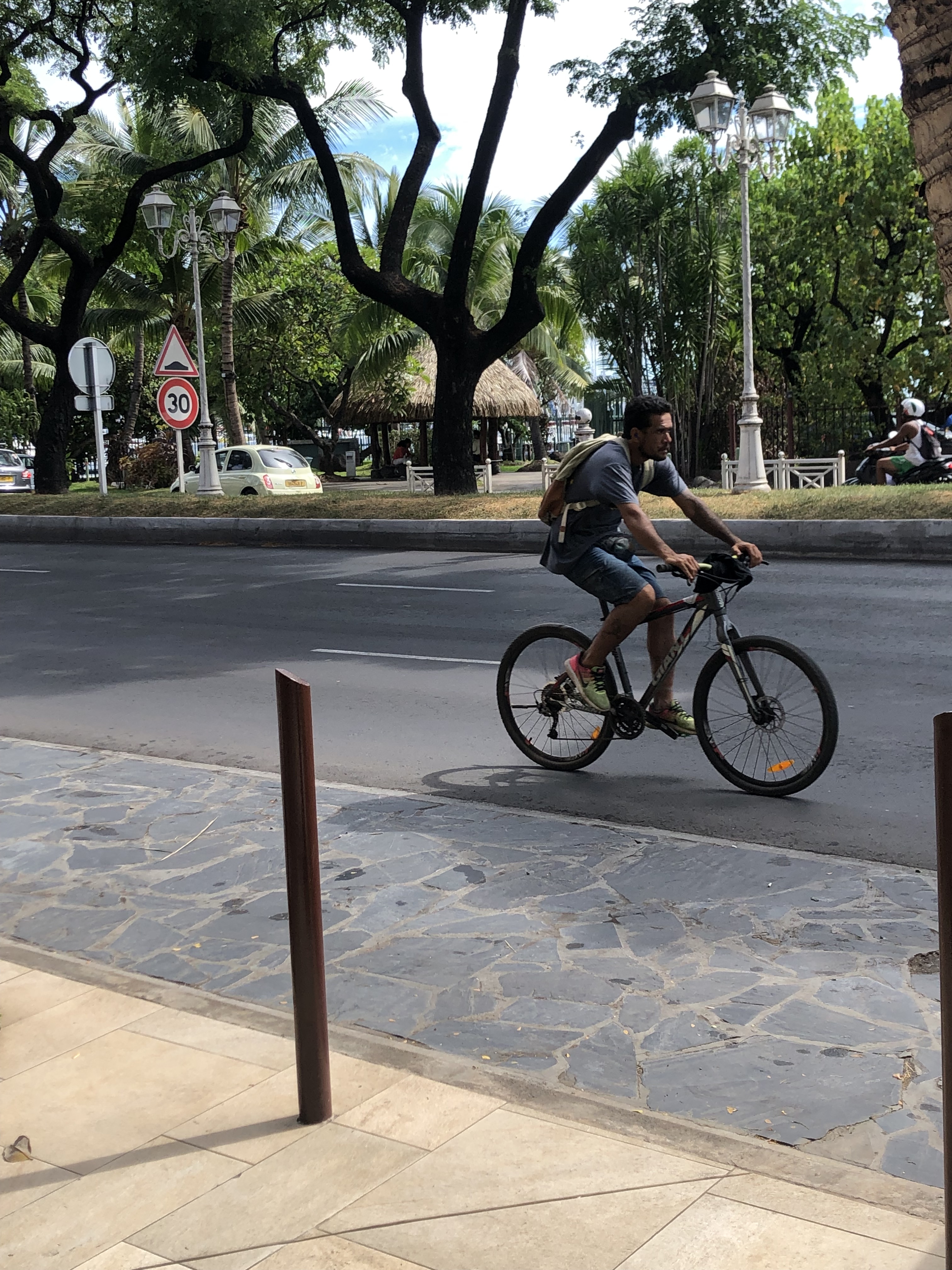 Il est conseillé de choisir des chaussures fermées afin d'eviter des blessures graves en cas de chute.