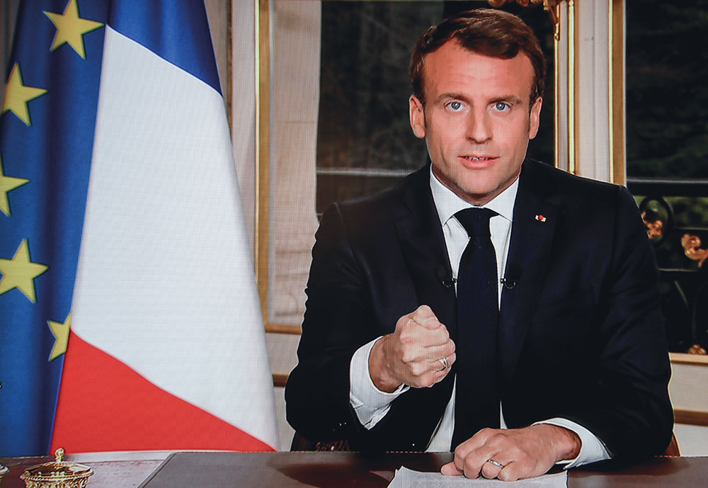 Baisse d'impôts, réindexation des retraites, référendums locaux: les réponses d'Emmanuel Macron