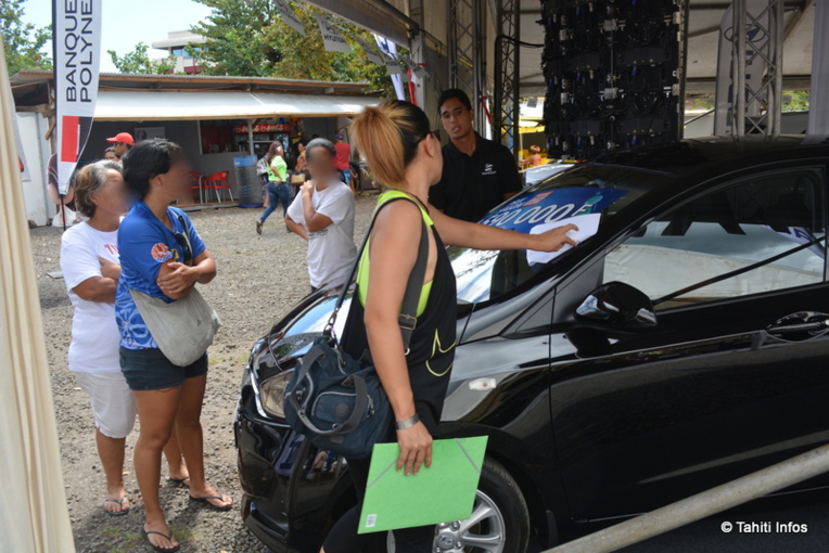 Le gouvernement a instauré en 2016 une incitation financière au remplacement du véhicule. Ainsi, une aide de la Polynésie française d’un montant de 150 000 Fcfp à 250 000 Fcfp, dégressif selon le mode de motorisation (électrique ou hybride) et le taux d’émission de CO², s’ajoute à une remise accordée par les concessionnaires lors de l’achat d’un véhicule neuf.