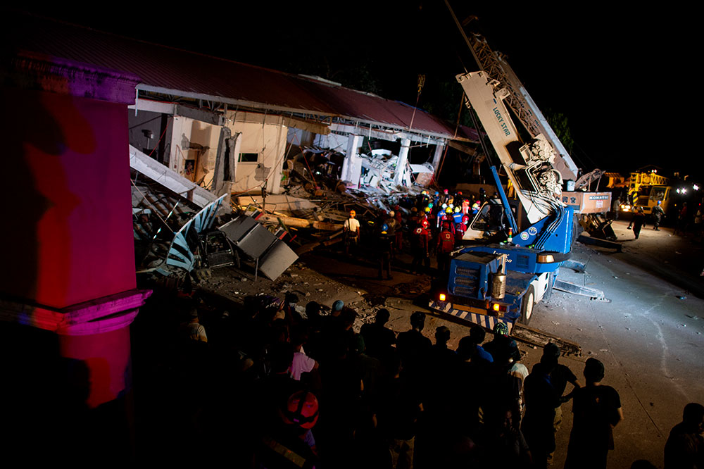 La terre tremble encore aux Philippines, au lendemain d'un séisme qui a fait 16 morts
