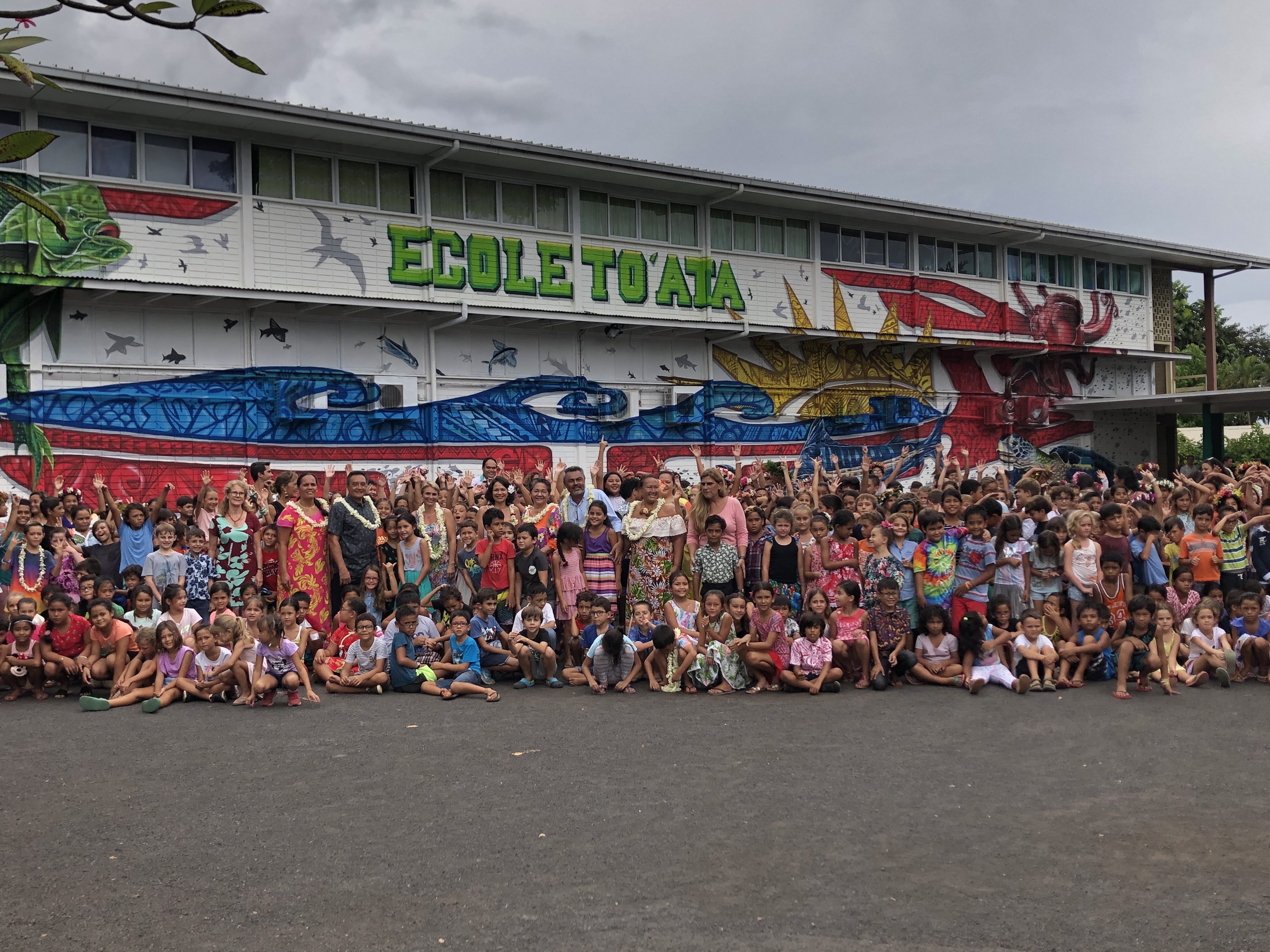 : "Les élèves ont fait des propositions pour les motifs. Certains se sont rendus au musée du street-art pour se familiariser avec cet art. C'était un super projet pédagogique", a indiqué Avearii Puhetini, directrice de l'école To'ata.