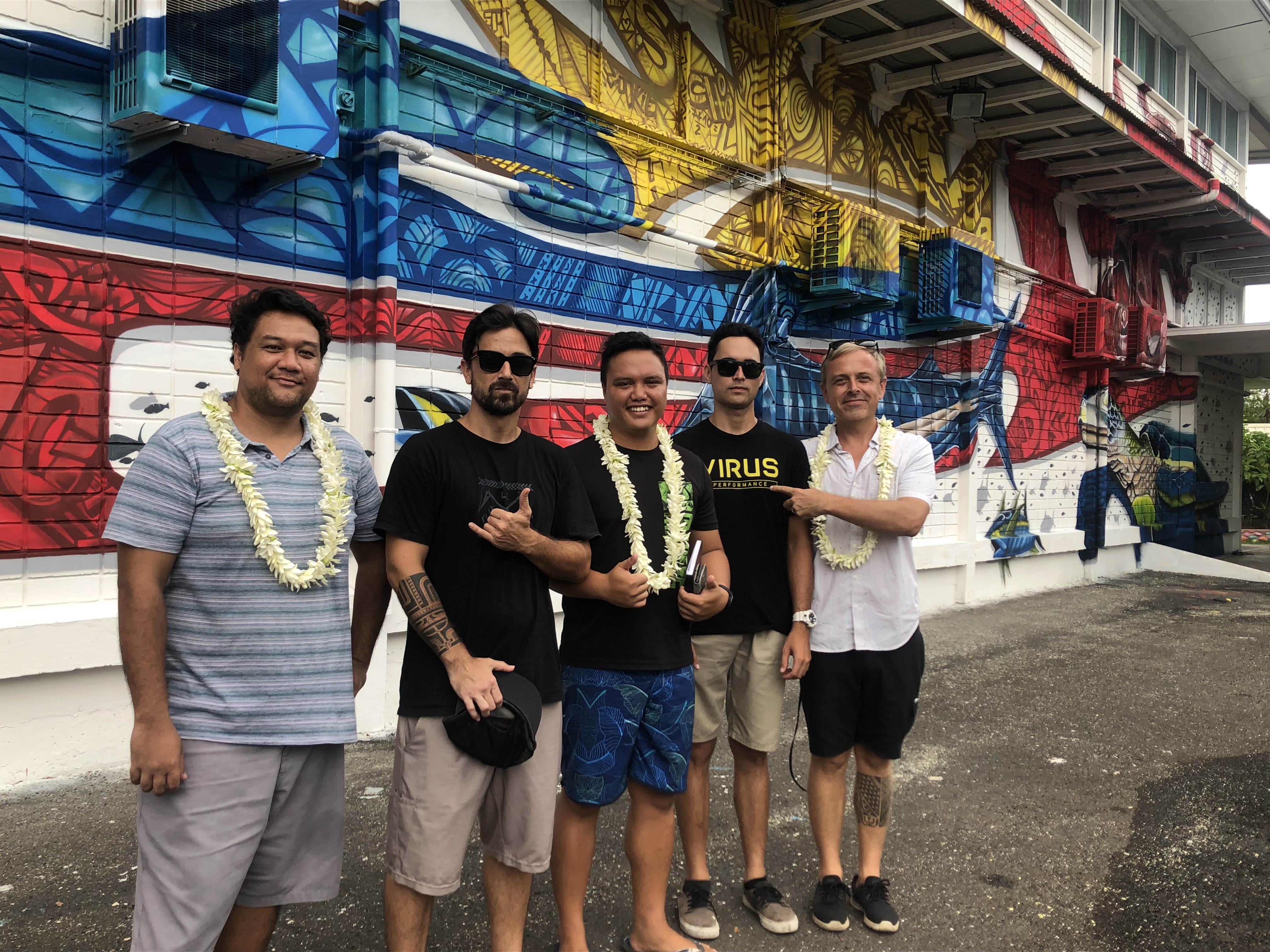 (de gauche à droite) Enos, AbuZe, Rival, Ariitea et Cher1 les artistes qui ont réalisé cette fresque.