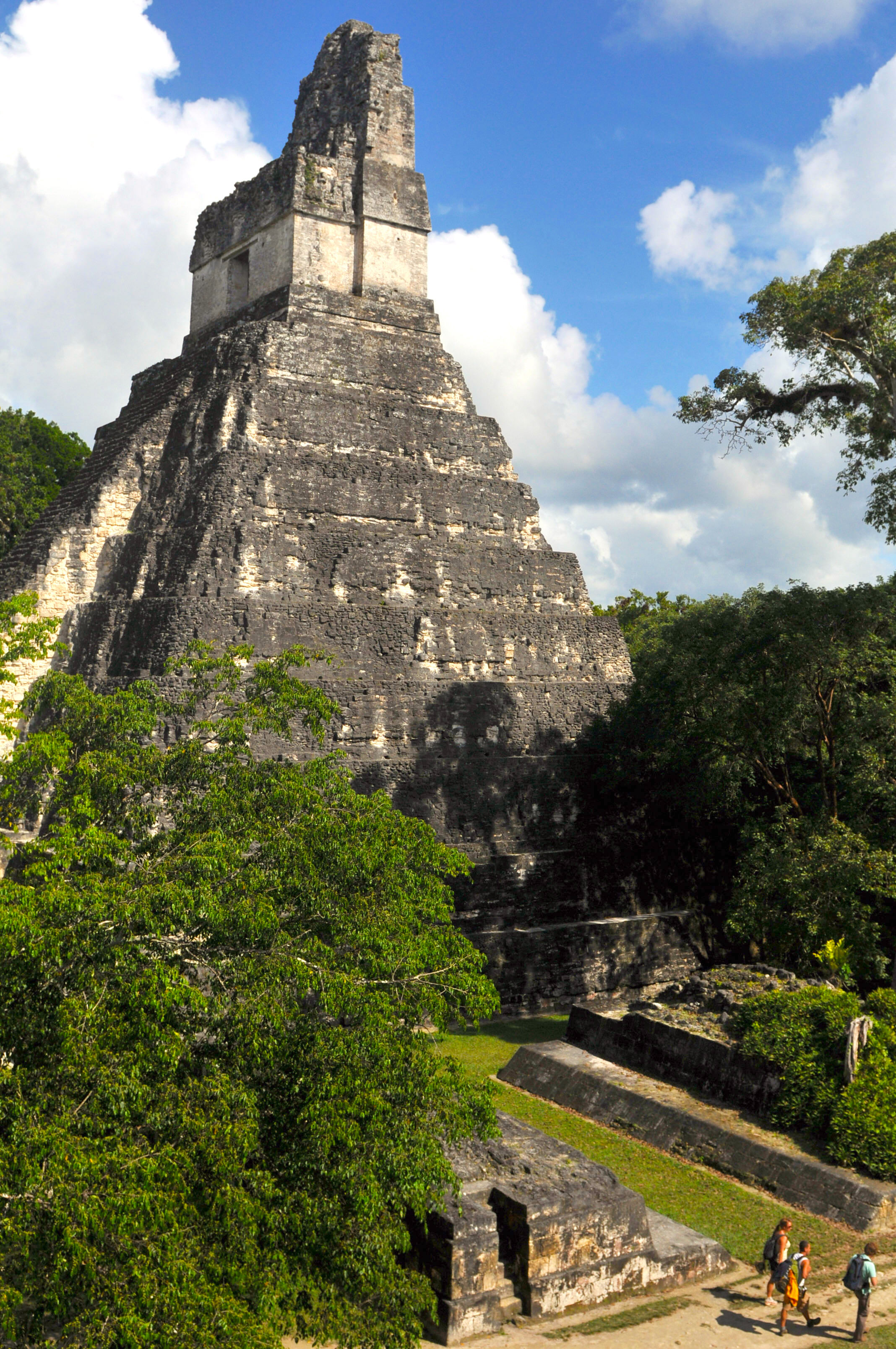 C’est le tourisme qui fait vivre toute la région autour de Tikal ; chaque jour, plusieurs liaisons aériennes amènent les visiteurs de fort loin pour découvrir la cité ; un minimum de trois jours sur place est nécessaire pour à peu près tout voir.