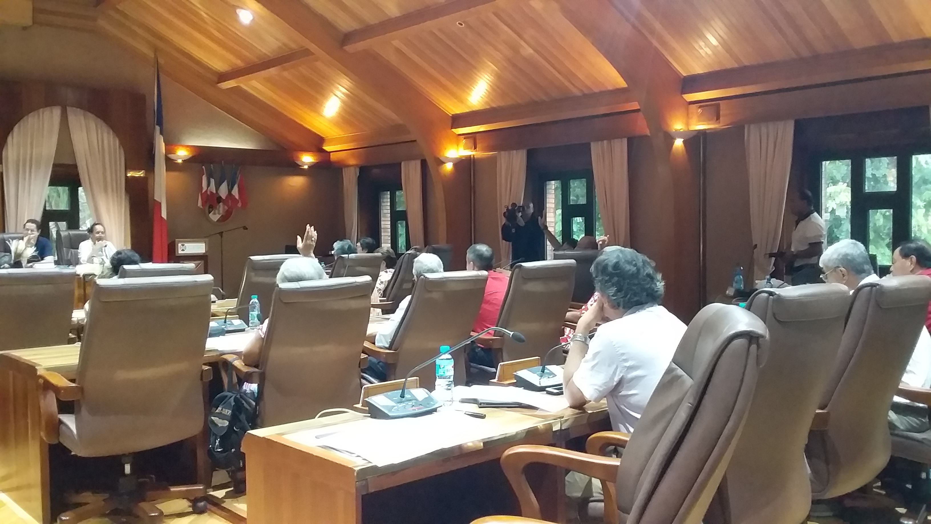 Le CESC regrette que le projet de loi du Pays concerne uniquement le secteur privé et non les fonctions publiques de la Polynésie française et des communes, qui regroupent près de 10 000 agents publics salariés.