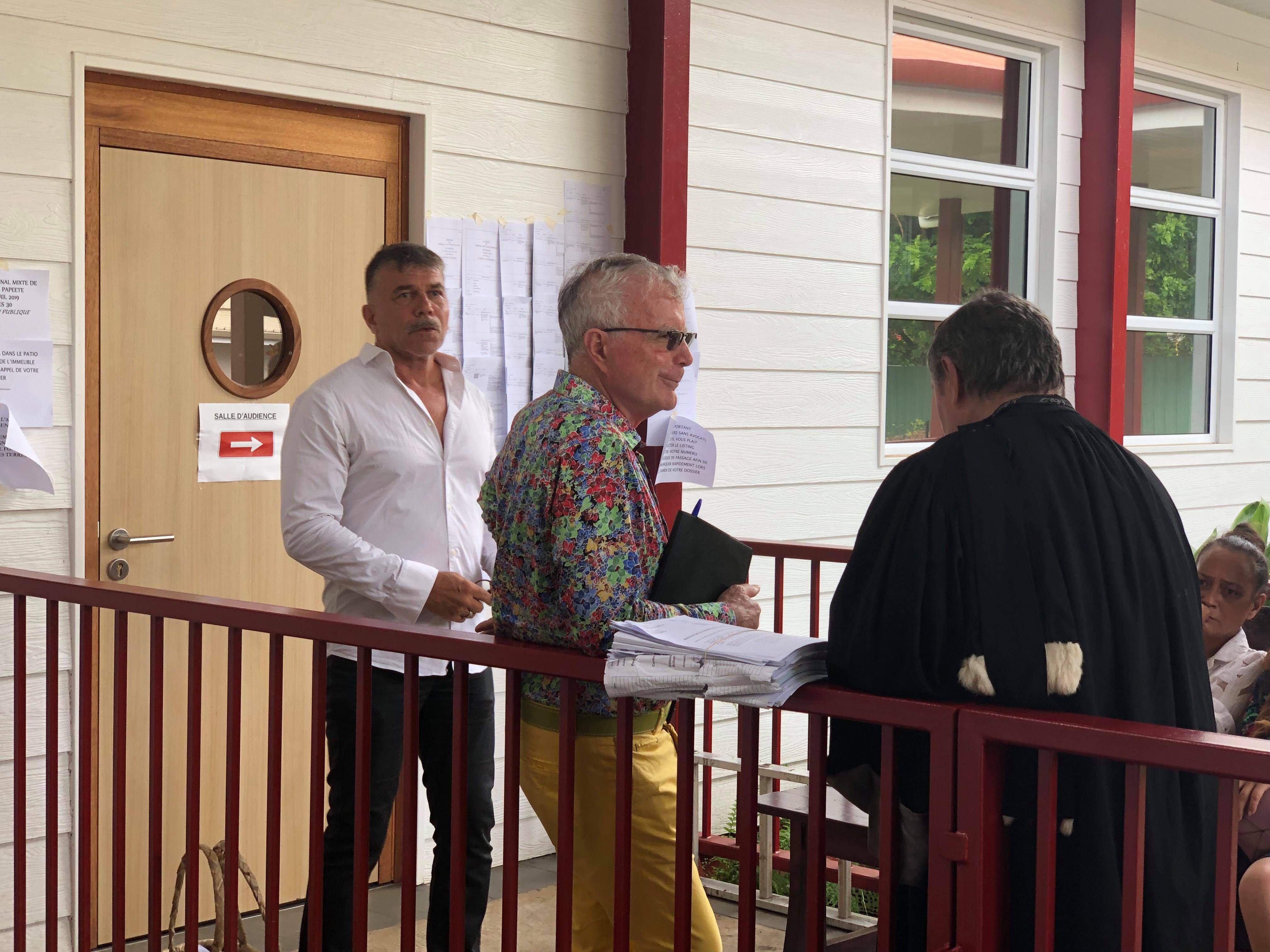 Dominique Auroy (au centre), propriétaire de La Dépêche de Tahiti, au tribunal mixte du commerce ce lundi 29 avril.