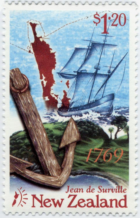 La Nouvelle-Zélande a rendu un hommage à l’escale du Saint-Jean Baptiste dans ses eaux en 1997. Sur la vignette dentelée, l’une des deux ancres retrouvées par des plongeurs et le « pa » de Tokerau en face duquel ancra le navire.