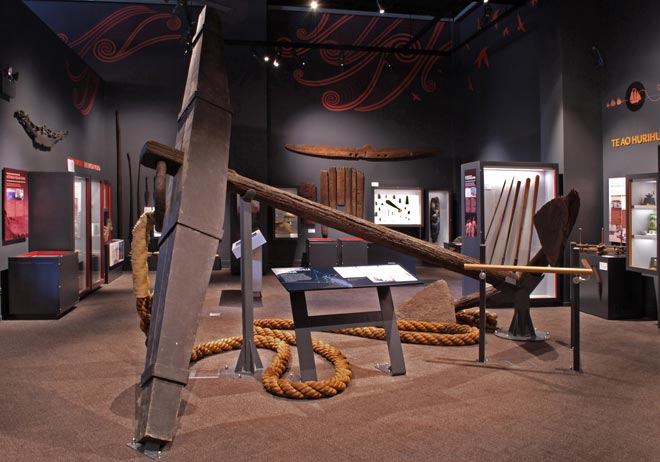 L’une des deux ancres du trois mâts de de Surville, retrouvée en 1974 par des plongeurs en Nouvelle-Zélande. Elle est exposée au Te Ahu Heritage (une autre se trouvant au musée Te Papa Tongarewa à Wellington).