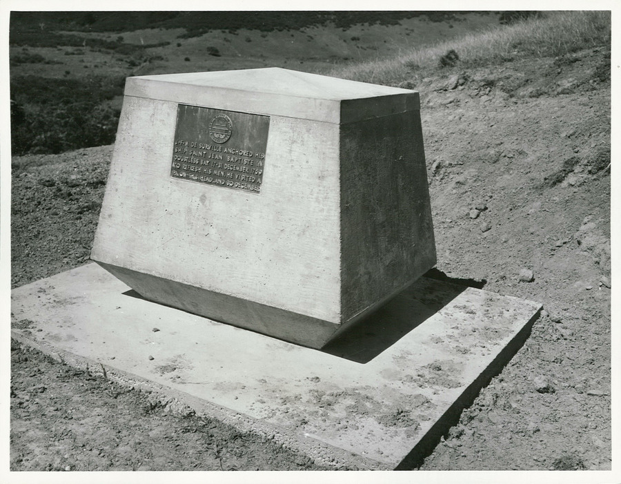 A Doubtless Bay, un petit monument rappelle que le navigateur français fit ici une brève escale (site baptisé « baie Lauriston » par de Surville).
