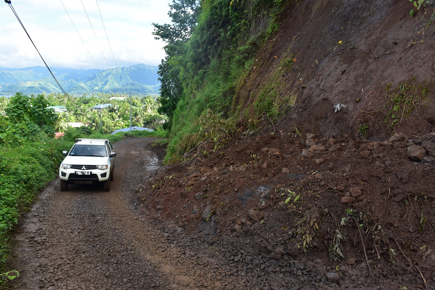 "En 2017 un expert géologue a attesté de la dangerosité de la route. Il a également fourni des préconisations. Donc depuis 2017 le maire est au courant, mais ne fait rien. En tant que premier magistrat, il a à sa charge la sécurité de sa population", insiste Stella Hopuu, riveraine et présidente de de l'association des résidents du plateau des ananas.