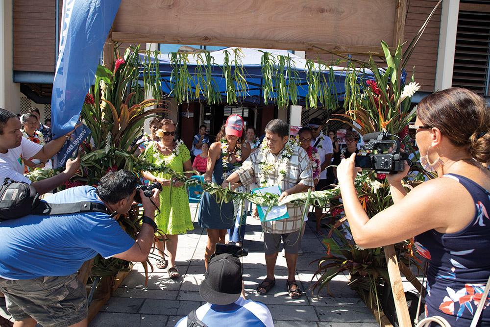 Mr Rudolph Tchong Fong, 2e adjoint de la commune, et Violetta Amaru Paradot, présidente de Raiatea Regatta, coupe le ruban d’inauguration de la régate. Crédits : Tor Johnson