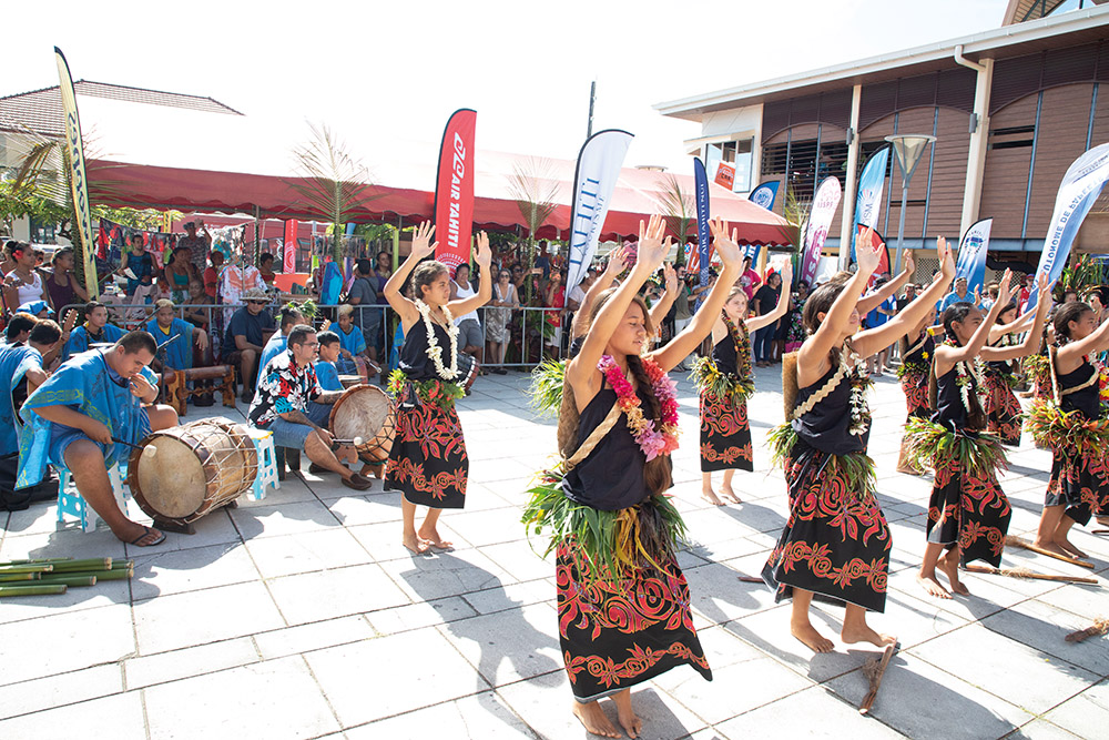 Les élèves des classes Patrimoine du collège de Faaroa ont livré un très beau spectacle pour l’inauguration du Village TPR. Crédits : Tor Johnson