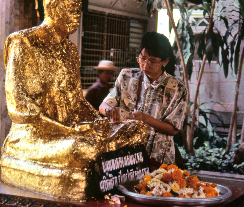 Cette étrange “momie” est un Bouddha en or massif, perpétuellement recouvert de feuilles d’or par les fidèles. Interdit de gratter avec ses ongles ! On regarde, on ne touche pas.