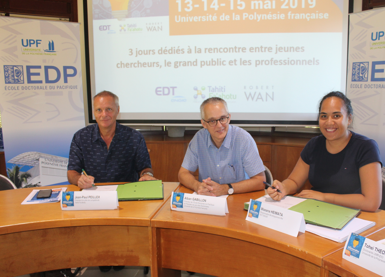 De gauche à droite : Jean-Paul Peillex, président du pôle de compétitivité Tahiti Fa’ahotu, Alban Gabillon, directeur de l’École doctorale du Pacifique et Moeana Heimata, responsable développement RH EDT ENGIE.