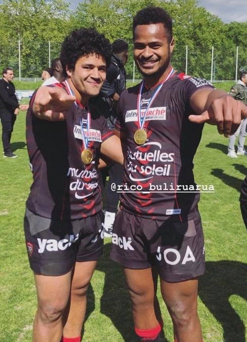 Makalea Foliaki, à gauche, est un des rares Tahitiens promis à une carrière de sportif professionnel