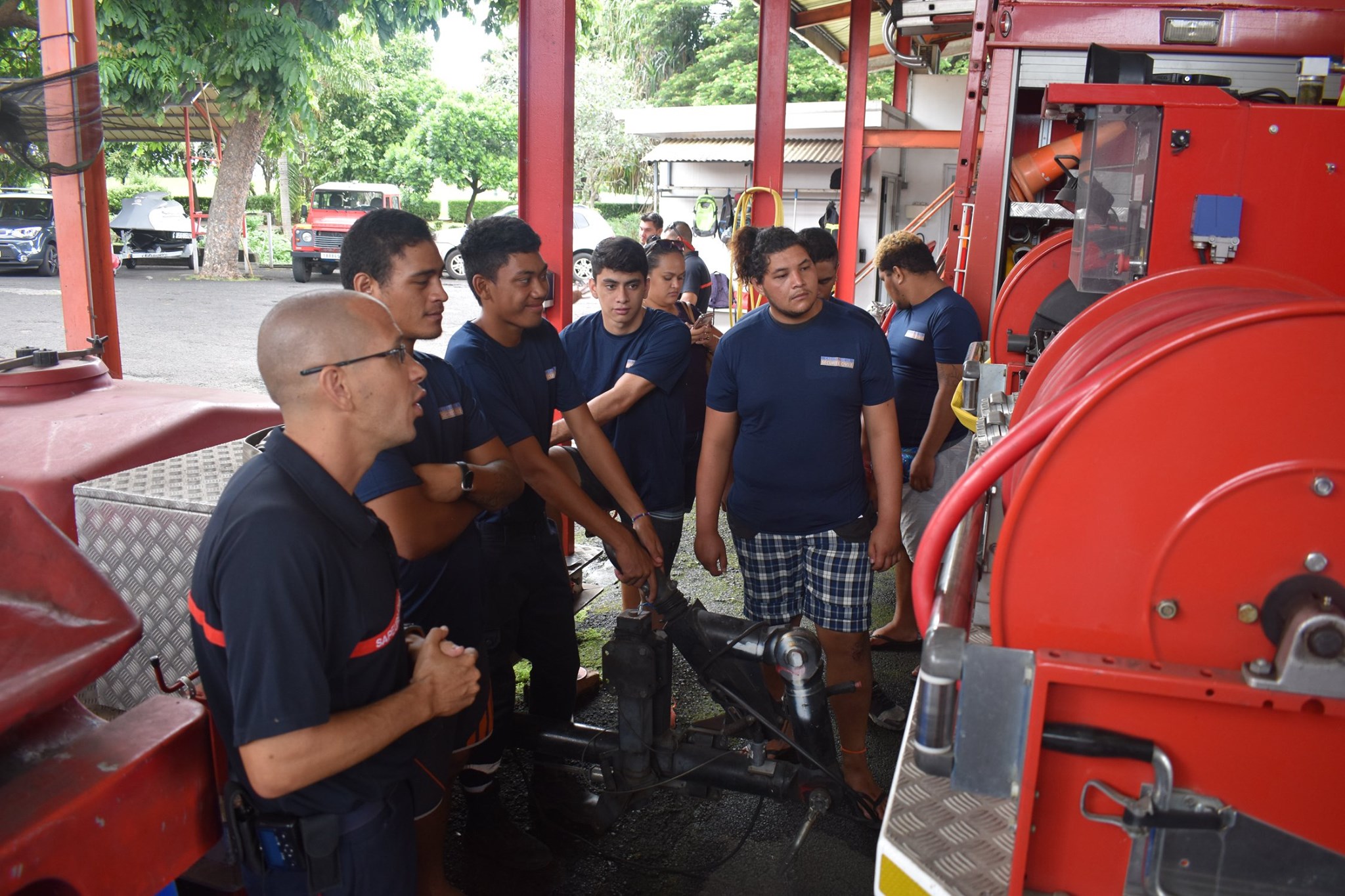 Une dizaine de cadets de la sécurité civile découvrent le métier de sapeurs-pompiers.