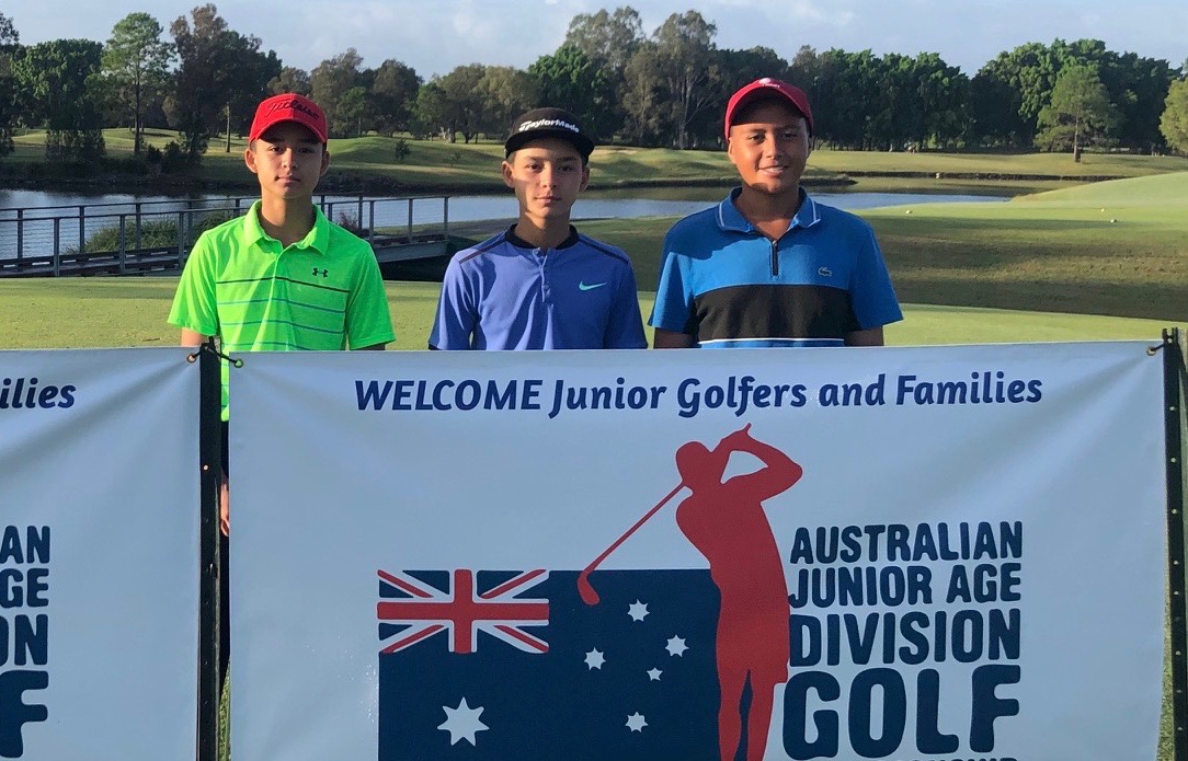 A droite, Ari De Maeyer, jeune talent du golf tahitien