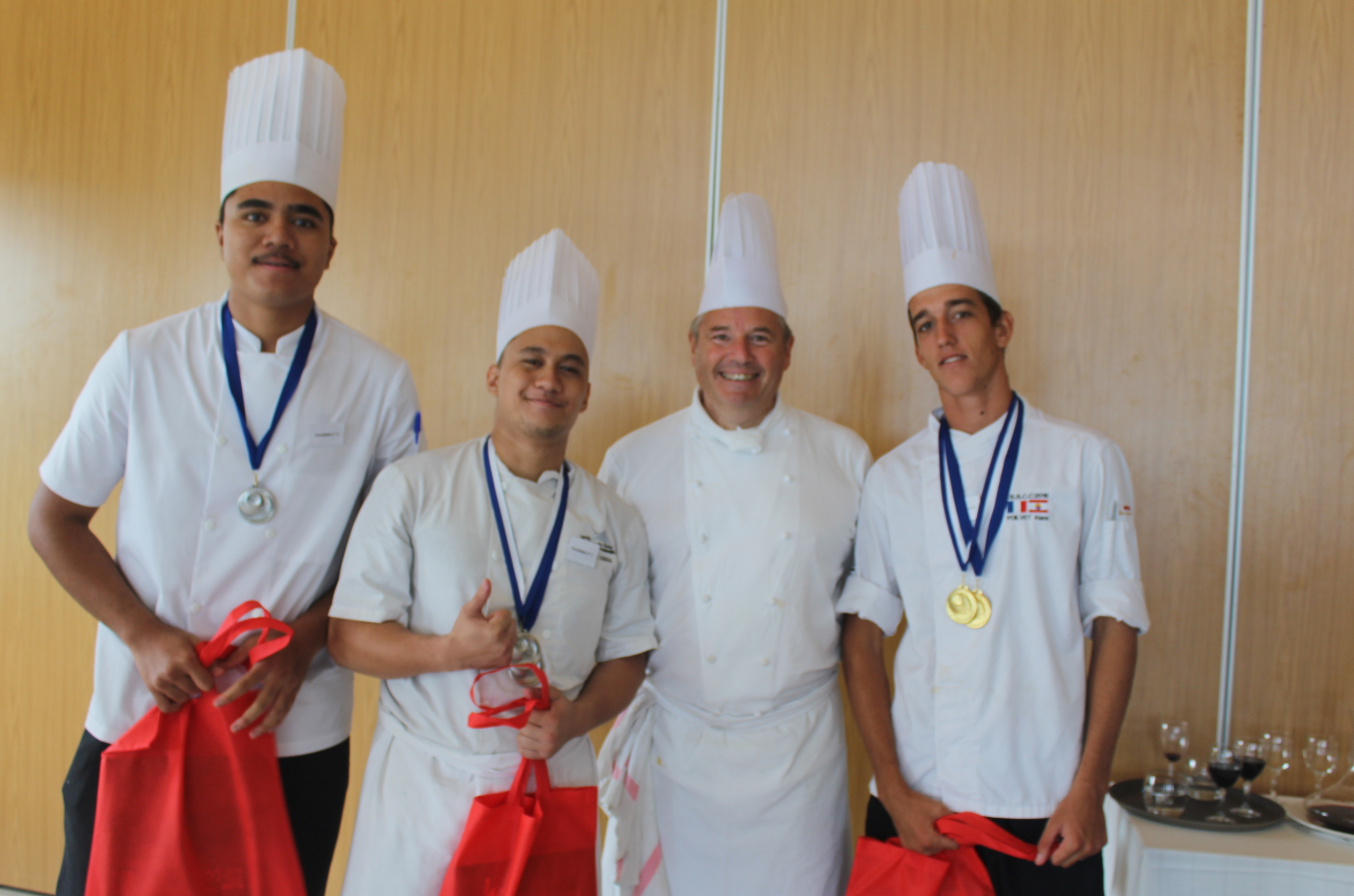 Frédéric Bolmont et ses trois élèves.